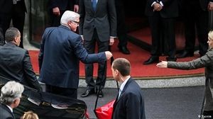 فرانک والتر اشتاین مایر، وزیر امور خارجه آلمان هنگام پیوستن به مذاکرات. حواس او به کیفی که یکی از همکارانش در خودرو جاگذاشته هم هست.