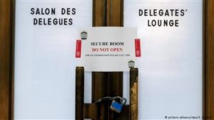 سالن محل مذاکرات. پس از پایان گفت‌وگو‌ها و خروج دیپلمات‌ها، نیروهای امنیتی در سالن را قفل و مهر و موم می‌کنند و هیچ کس اجازه ورود به آن را ندارد.