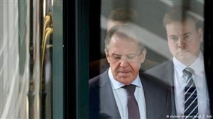 سرگئی لاوروف، وزیر امور خارجه روسیه در حال ترک هتل محل مذاکرات.