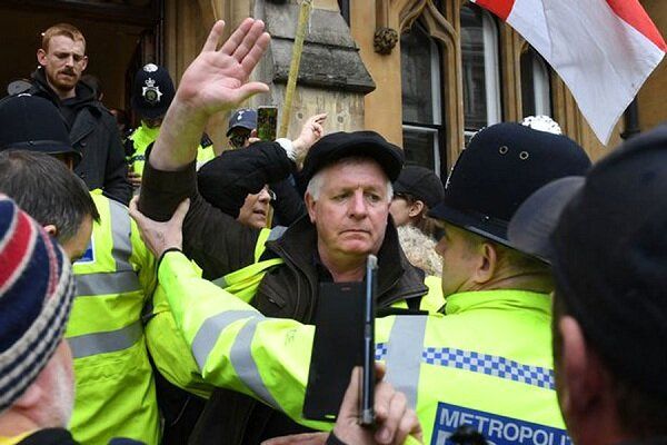 حمله جلیقه زردها به دفتر دادستان کل انگلیس