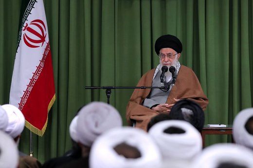 مقام معظم رهبری: مرجع بیاعتقاد به انقلاب به درد جمهوری اسلامی نمیخورد